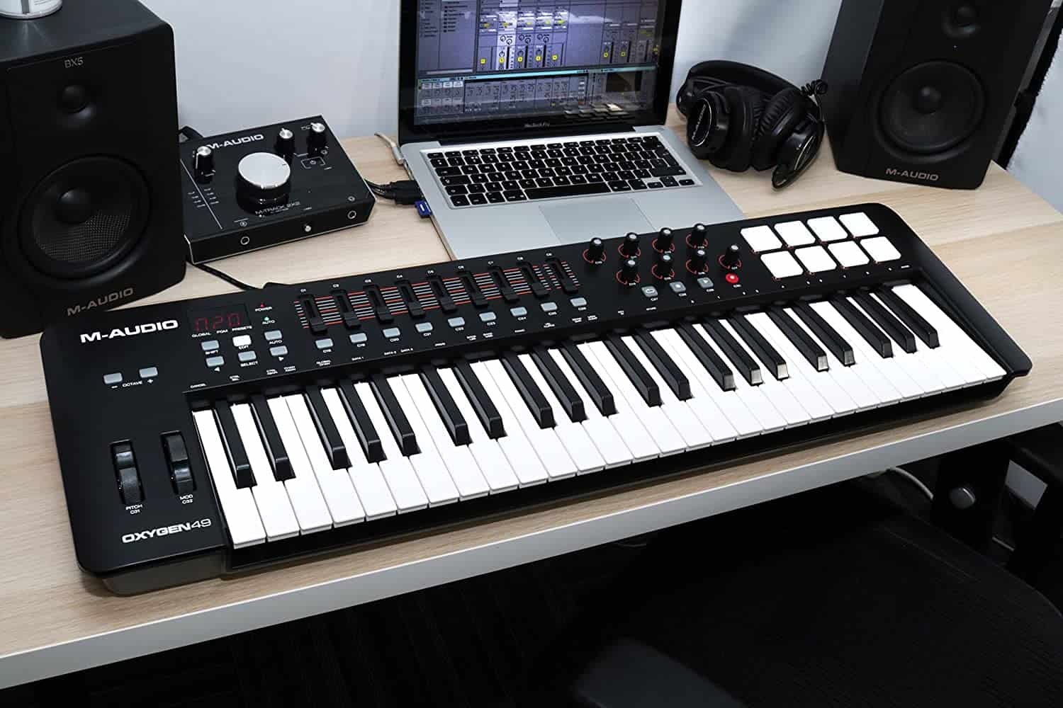 Keyboard midi anggaran murah terbaik: M-Audio Oxygen 49