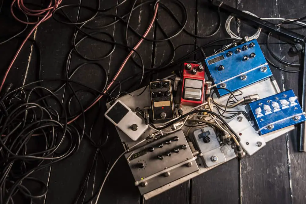 Como configurar os pedais de efectos de guitarra e facer un pedalboard