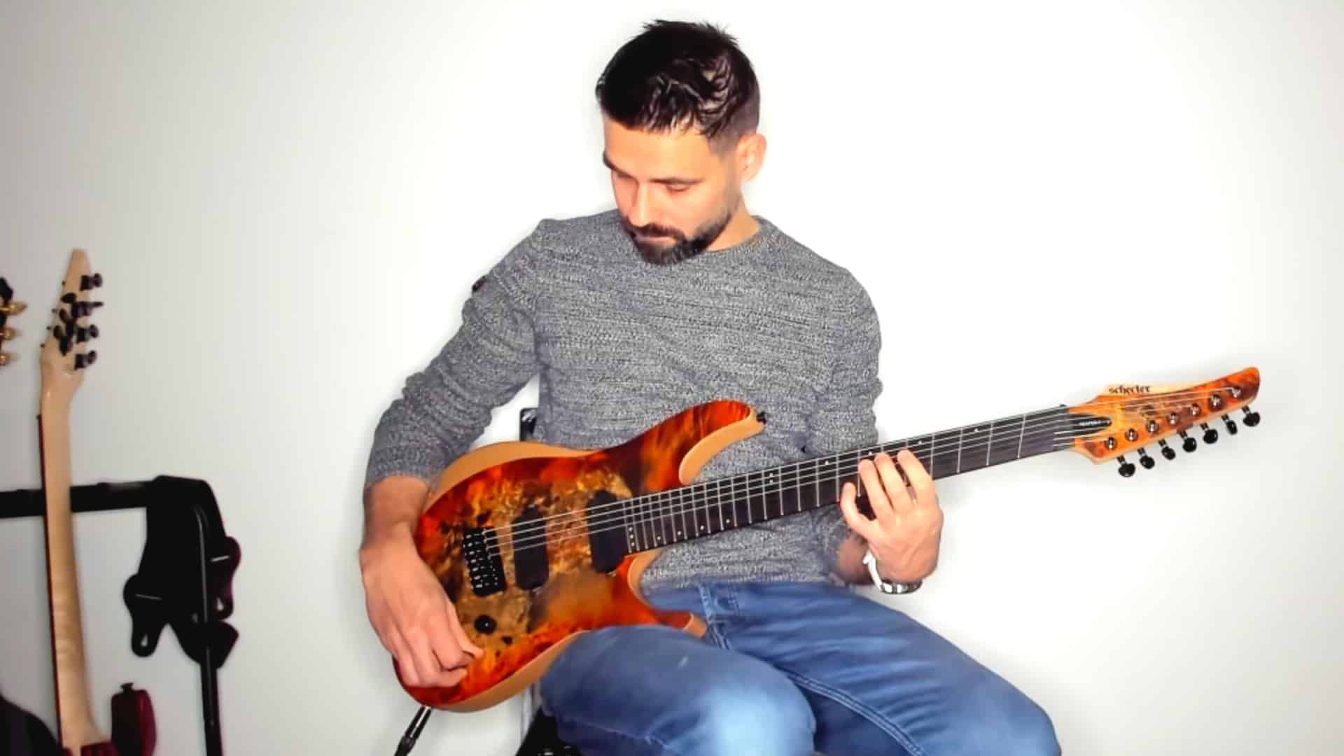 Volva frapeto sur la ŝnuroj de gitaro Schecter Reaper 7 Multiscale