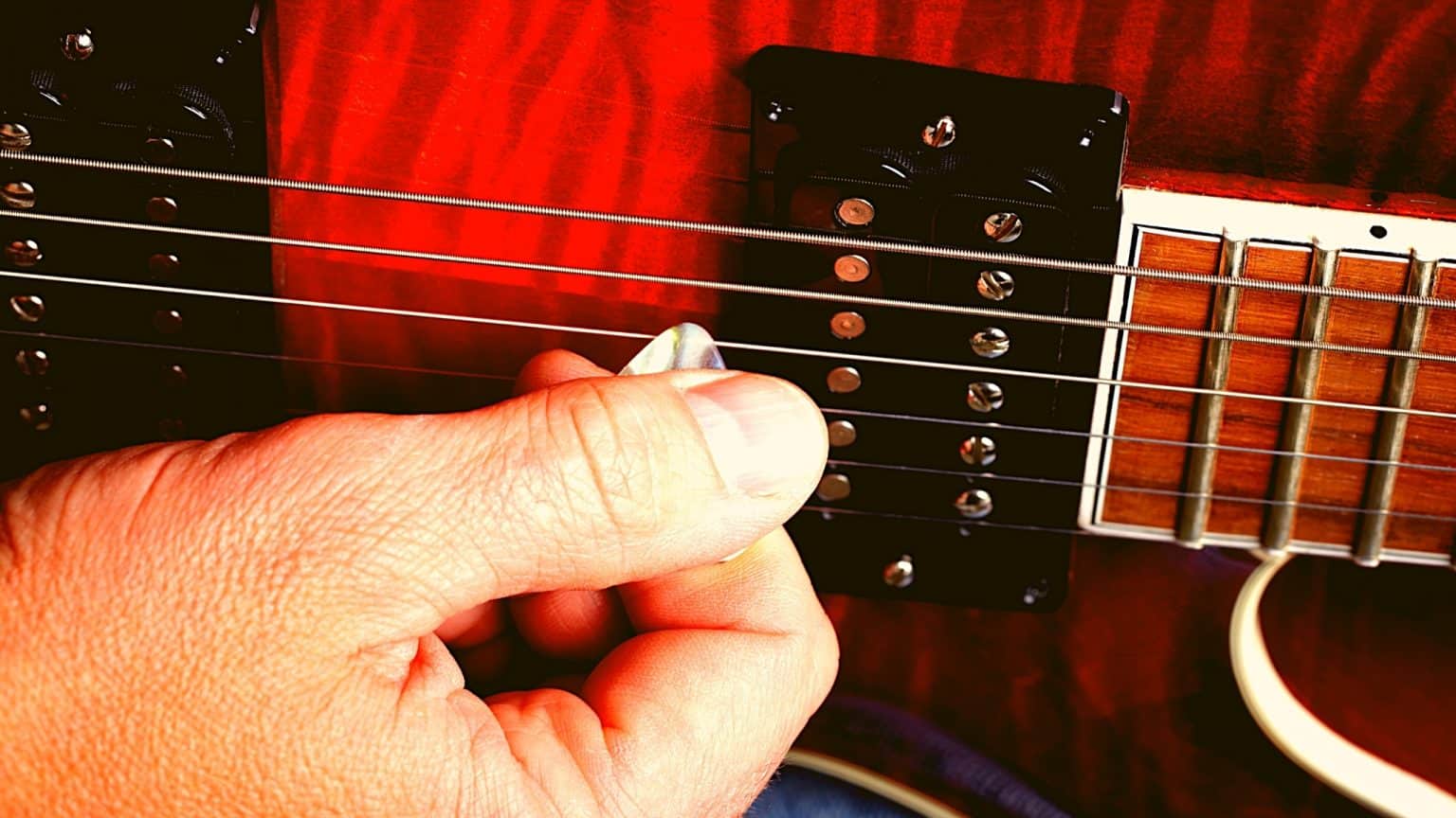 how-to-pick-or-strum-a-guitar-tips-with-without-pick