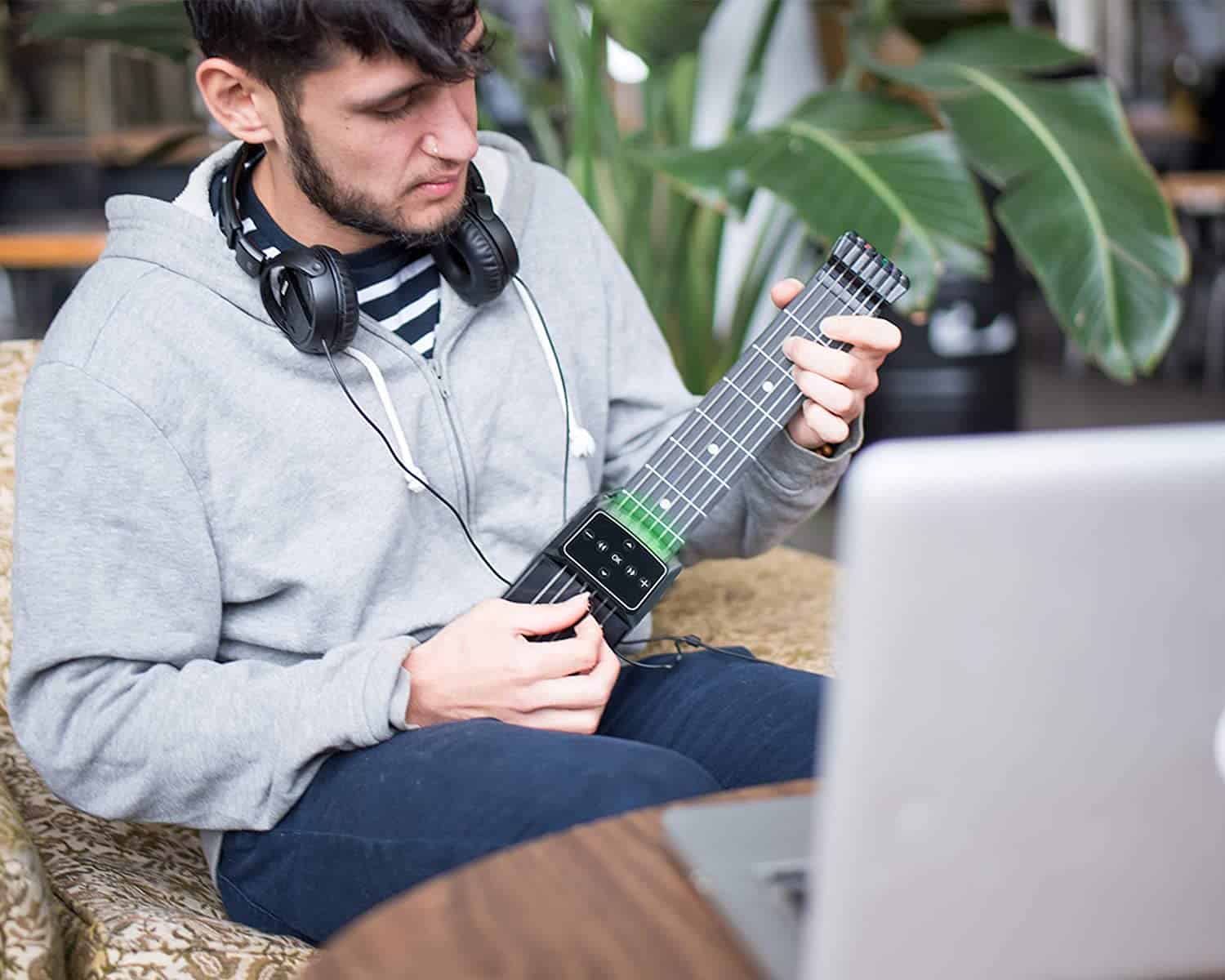 Meilleure guitare intelligente - Jamstik 7 GT Guitar Trainer Bundle Edition en cours de lecture