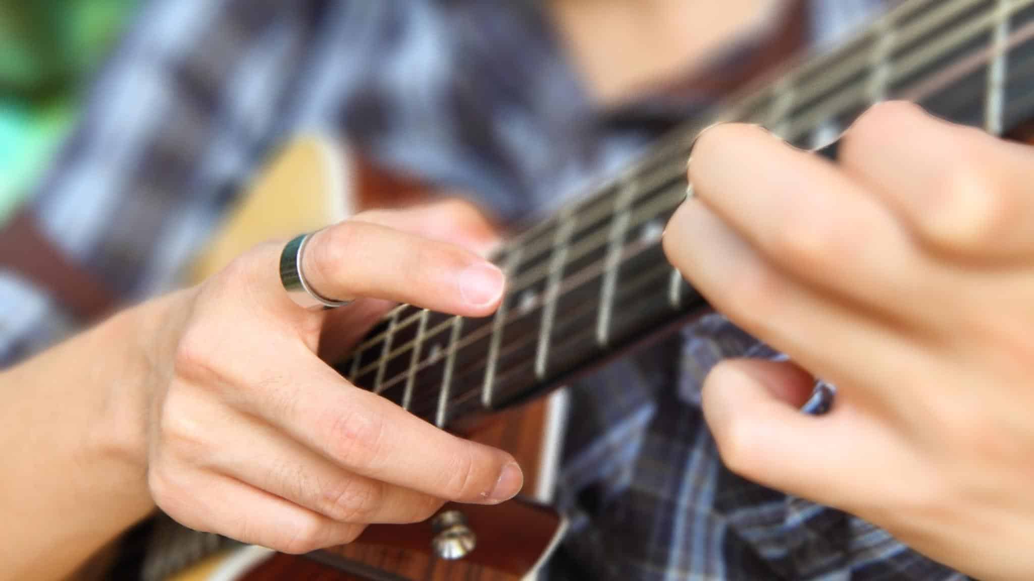 Fingertippen auf der Gitarre