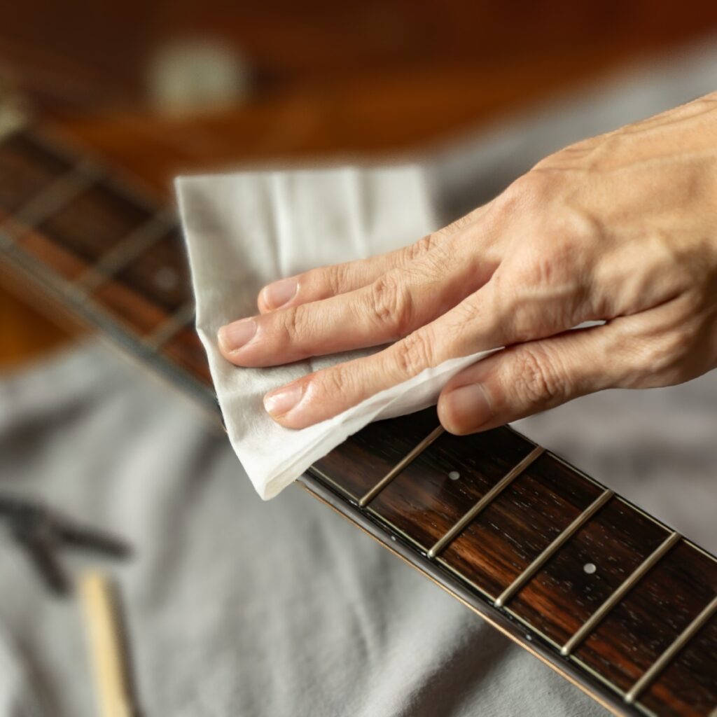 Como limpar uma guitarra