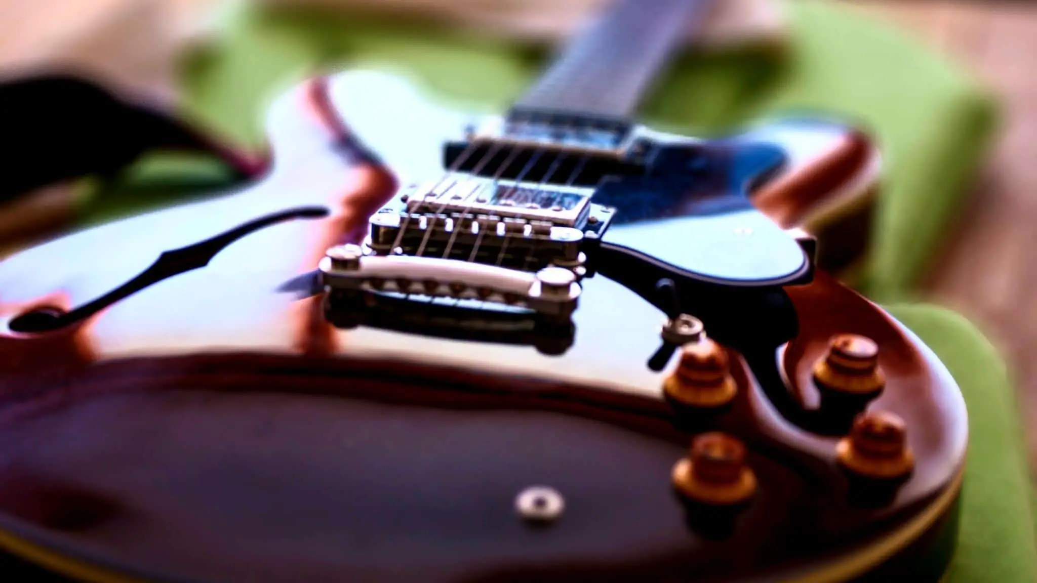 Semi-hollowbody guitar