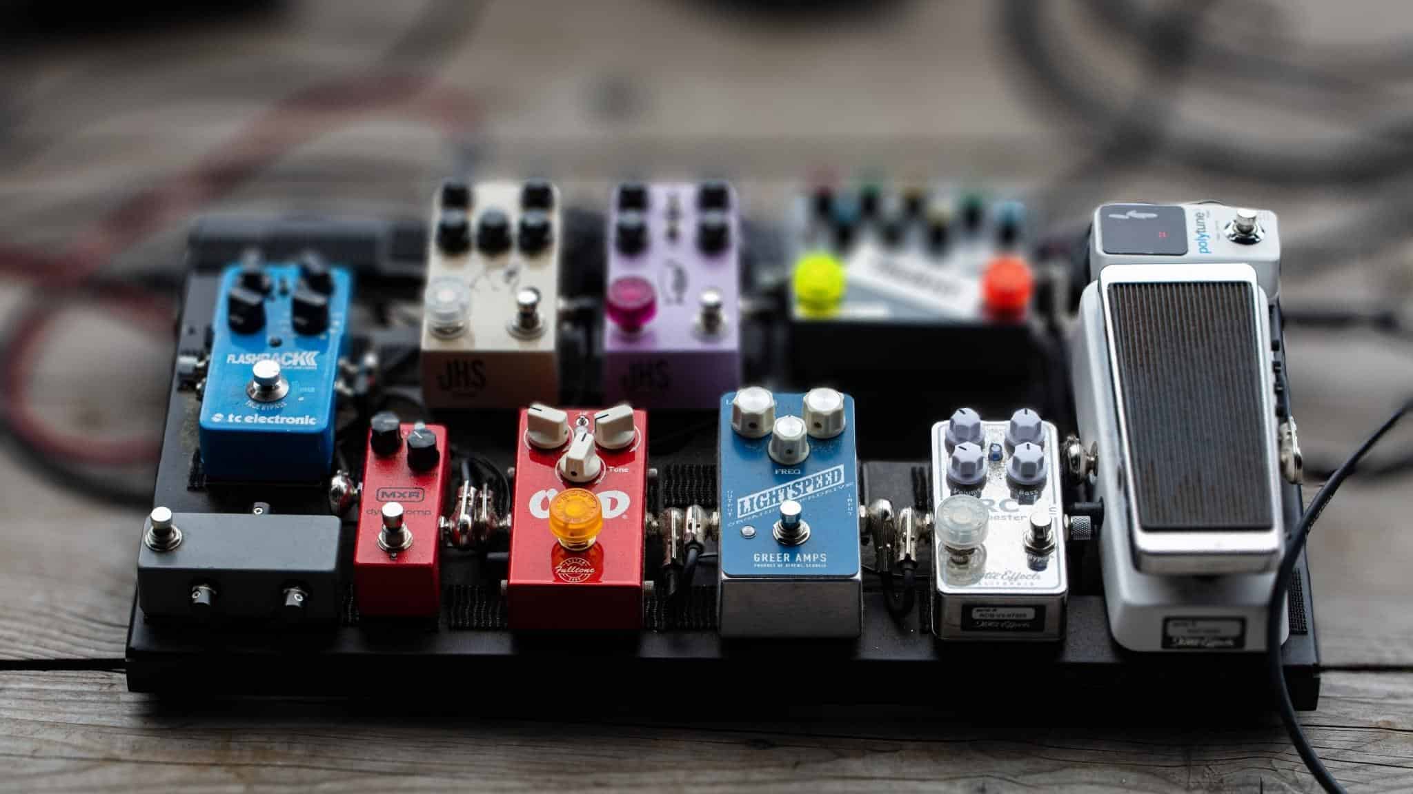 Signal chain on a pedalboard