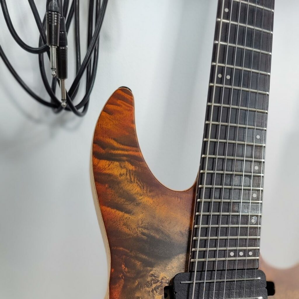 Unsa ang usa ka fanned fret guitar