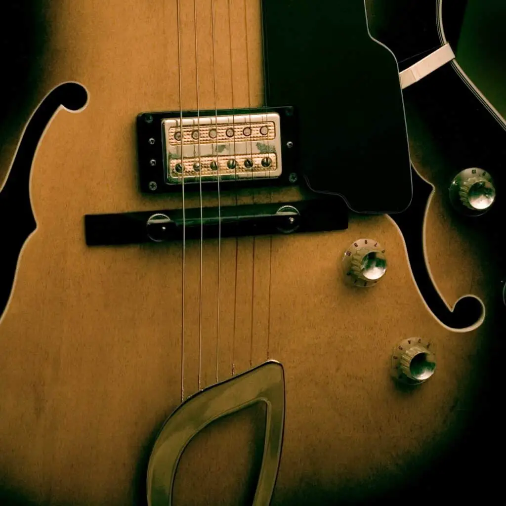 What is an archtop guitar
